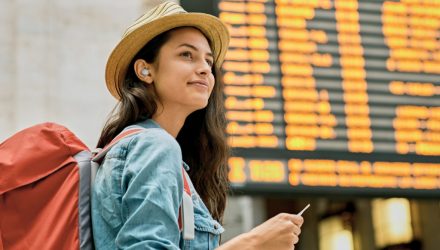 Наушники- вот то, что действительно стоит взять с собой в дорогу!